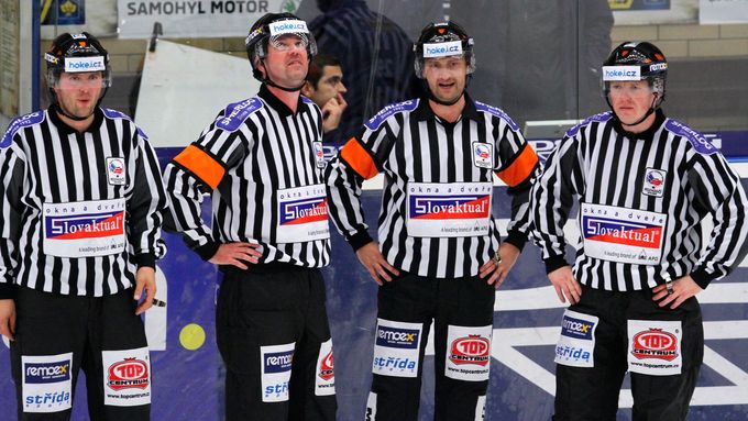 Robert Čech (druhý zleva) si zapíská jen první ligu.