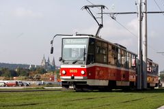 Praha se rozloučila s "hranatými" tramvajemi, které jezdily v metropoli 25 let