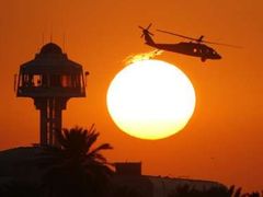 Americký vrtulník Black Hawk nad Bagdádem.