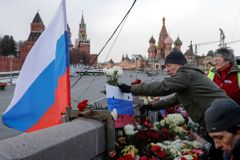 Ruská policie zadržela šest aktivistů, kteří drželi čestnou stráž na místě vraždy Borise Němcova