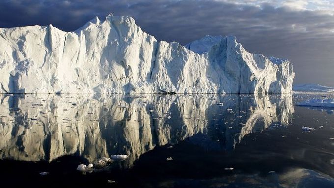 Ledovce ve fjordu Jakobshavn nedaleko Ilulissatu. Zatímco politici jednají, jak zasáhnout proti globálnímu oteplování, grónská sněhová pokrývka taje. A taje rychleji, než si vědci vůbec mysleli, že je to možné. Pokud by celé Grónsko roztálo, voda ve světových oceánech by stoupla o 7 metrů a zatopila New York, Londýn nebo ostrovní národy jako jsou Maledivy.