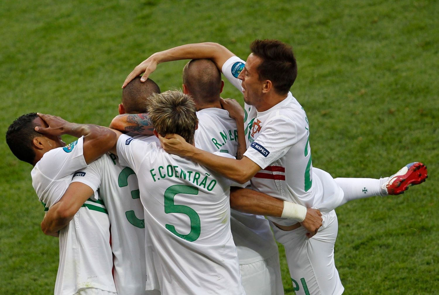 Pepe slaví se spoluhráči gól v utkání Dánska s Portugalskem na Euru 2012