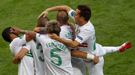 Pepe slaví se spoluhráči první gól během utkání Dánska s Portugalskem ve skupině B na Euru 2012.