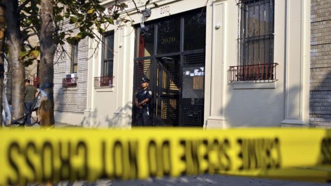 Policejní hlídka před vchodem do domu, kde byl nikaragujský konzul zavražděn.