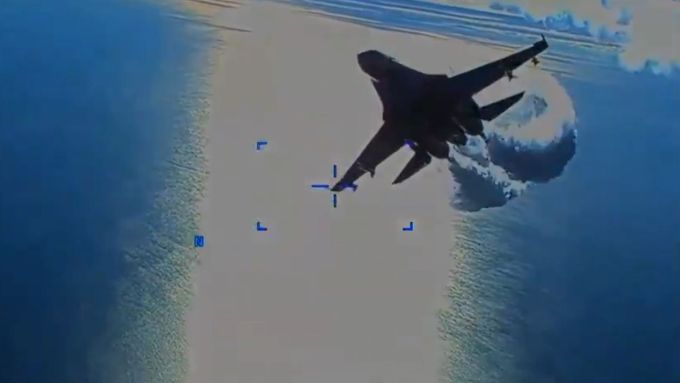 Pentagon zveřejnil video, jak se ruské letadlo přiblížilo k americkému dronu.