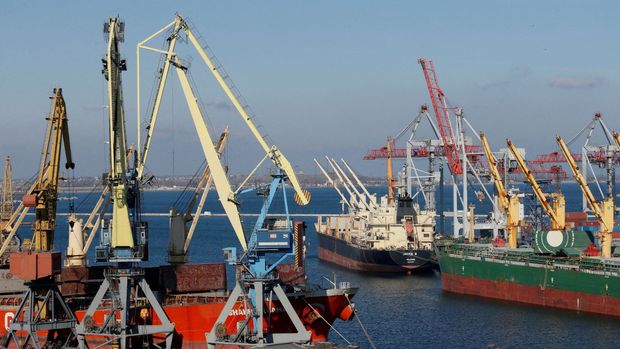 Rusové zaútočili na ukrajinskou Oděsu, poškodili přístavní infrastrukturu