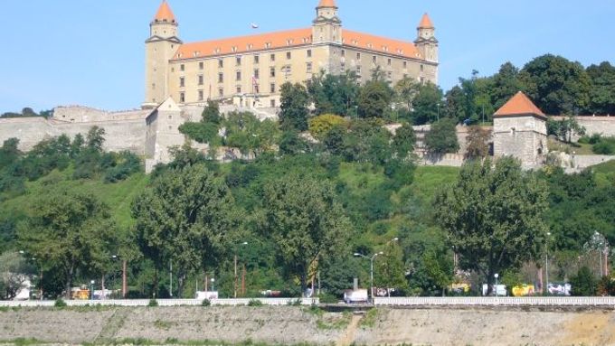 Prague is still richer than Bratislava, but the difference is shrinking (castle in Bratislava)