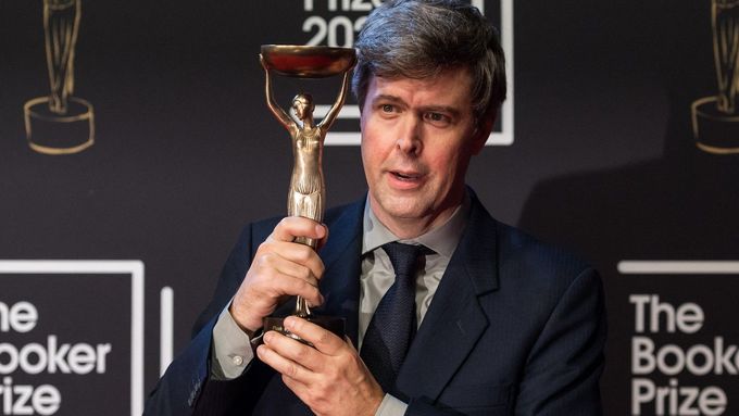 Vítěz literární Bookerovy ceny kanadsko-britsko-maďarský spisovatel David Szalay během slavnostního ceremoniálu v Londýně 10. listopadu 2025.
