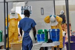 Libérie zahájila experimentální léčbu eboly krevním sérem