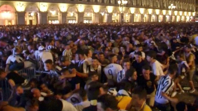Ozval se výbuch dělobuchu a vypukla panika. Při sledování fotbalu v Turíně se zranilo tisíc lidí
