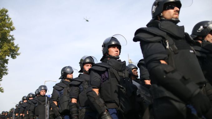 Maďarští policisté u hranic se Srbskem (ilustrační foto).