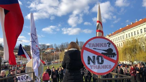 Povinná nenávist vůči Rusku může být velmi drahá, padlo na demonstraci proti NATO