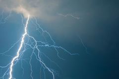 Česko v sobotu zasáhnou silné bouřky, nárazový vítr, přívalové deště i kroupy