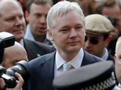 Assange stále čelí vydání do Švédska.