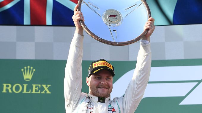 Valtteri Bottas slaví vítězství ve Velké ceně Austrálie formule 1.