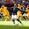 Antoine Griezmann dává gól z penalty v zápase Francie - Austrálie na MS 2018