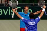 Lukáš Rosol a Radek Štěpánek zvedají ruce nad hlavu. Právě porazili japonský pár a zajistili České republice třetí semifinále Davisova poháru v řadě.