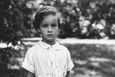 Sedmiletý Karel Schwarzenberg v zahradě letního sídla v Čimelicích. (Snímek z roku 1944, Ateliér Paul)