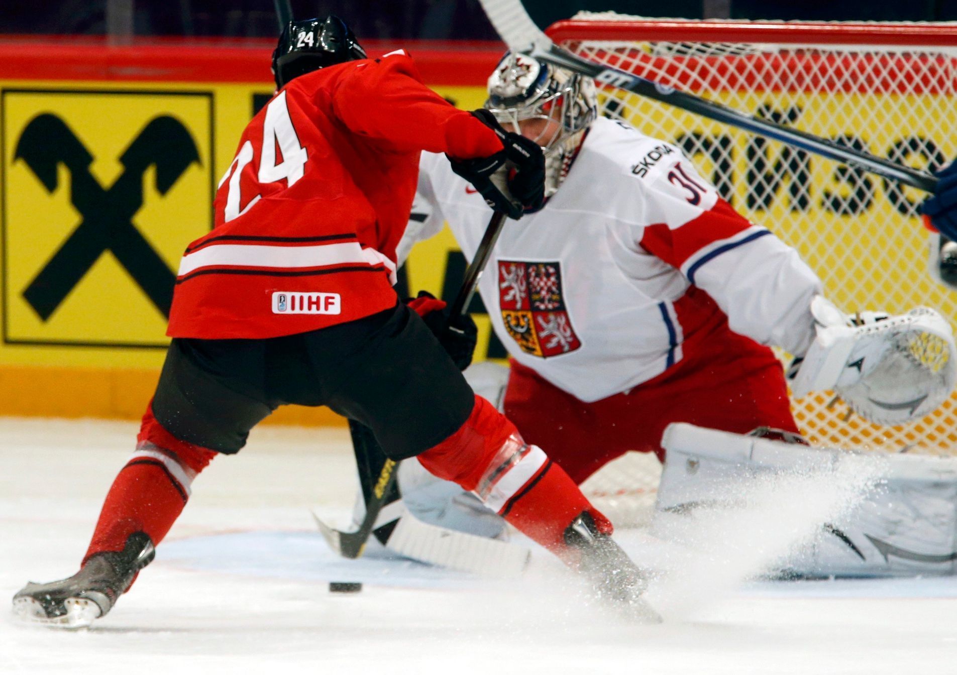 Hokej, MS 2013, Česko - Švýcarsko: Ondřej Pavelec - Reto Suri