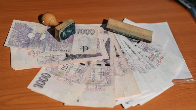 Podle České národní banky padělků mincí i bankovek meziročně v pololetí ubylo.