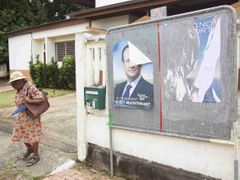 Francouzská Guayana, zámořské území Francie, začala volit už v sobotu. Na snímku žena před volební místností.