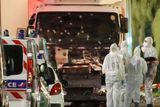 Francouzští policisté a forenzní experti prohlížejí nákladní automobil, s nímž útočník vjel do davu lidí. Ve voze se našly osobní doklady jednatřicetiletého Francouze tuniského původu. Zda šlo o doklady útočníka, policie zatím nepotvrdila.