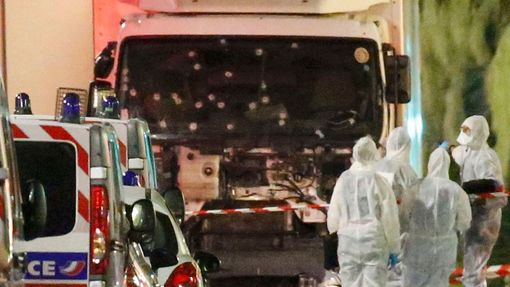 Francouzští policisté a forenzní experti u nákladního automobilu, s nímž útočník vjel do davu lidí.