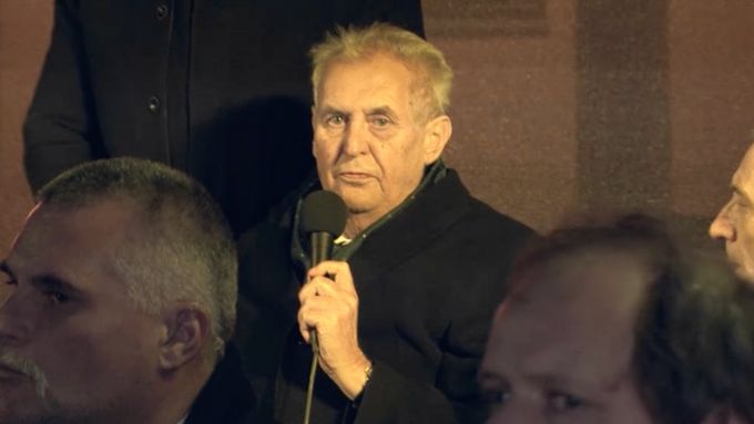 Miloš Zeman hovořil v Lipníku nad Bečvou k občanům. Modlitba pro Martu ho nerušila, již byla vypnuta.