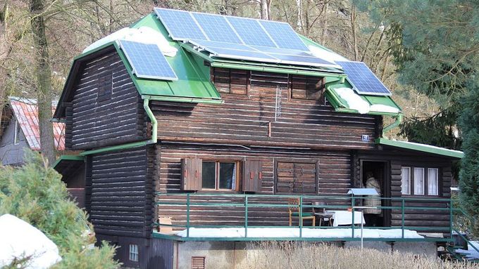 Osvaldova chata se solárními panely, které přišly o státní podporu