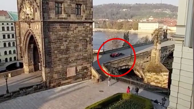 Monopost formule 1 týmu Red Bull Racing se proháněl po Karlově mostě.