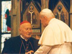 Vlkův předchůdce, kardinál Tomášek s papežem Janem Pavlem II. Oběma se připisuje podstatný podíl na pádu totalitního režimu