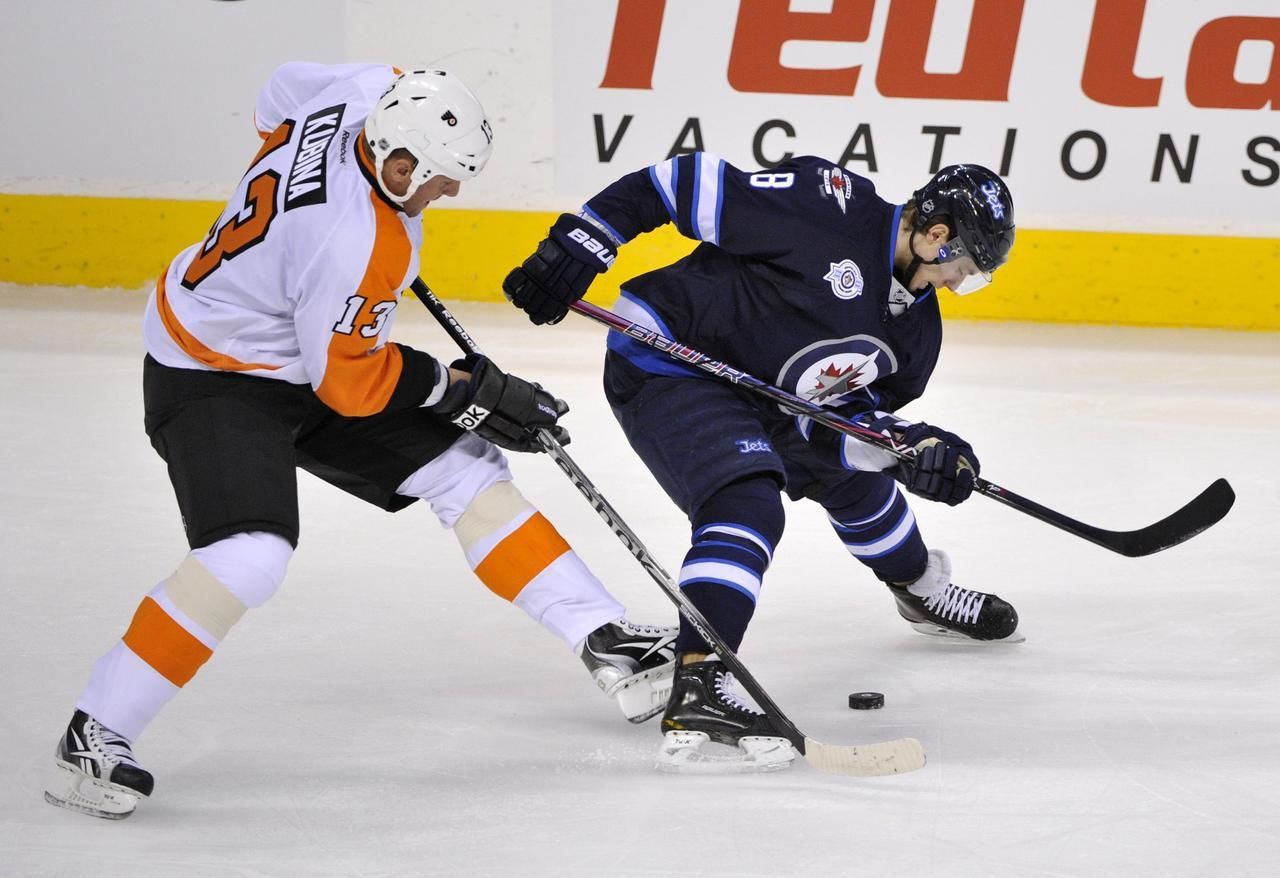 Pavel Kubina (Philadelphia Flyers) dotírá na Alexandra Burmistrova (Winnipeg Jets) v utkání NHL