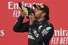 Nechutné. Hamilton popřel sám sebe a pil šampaňské z Ricciardovy boty