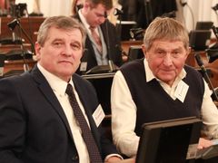 Žokej Josef Váňa (vpravo) a prezident Jockey Clubu ČR Josef Charvát na jednání o hřebčínu ve sněmovně.