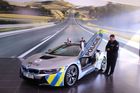 Supermoderní BMW neřídil v době havárie Kruliš, ale policista. Trestný čin se nestal, tvrdí inspekce