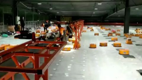 Revoluce na poště? V čínské přepravní společnosti třídí zásilky roboti