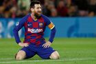 Domácí kapitán Lionel Messi na slavném stadionu Camp Nou v prvním poločase trefil břevno.