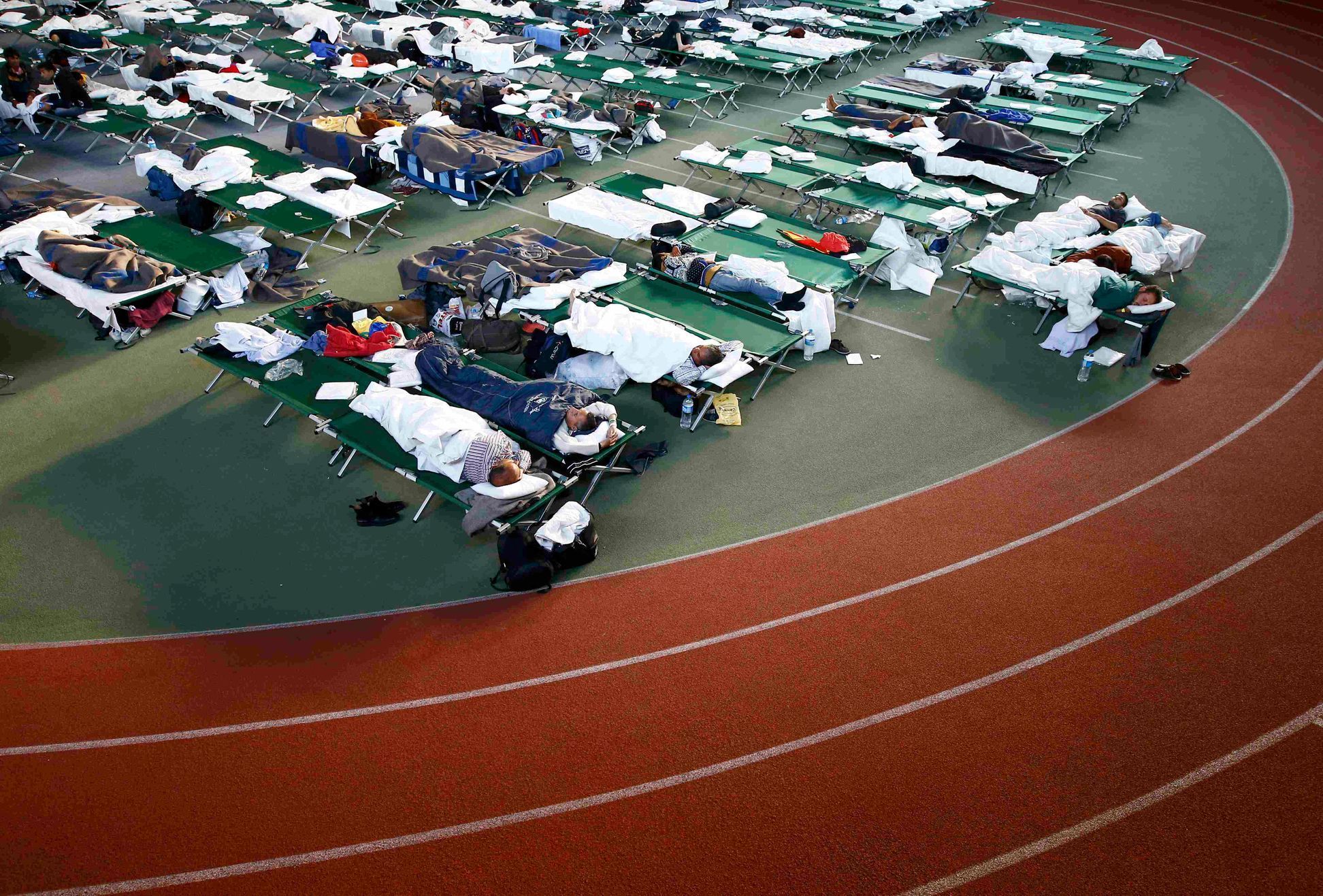 Uprchlíci přespávají ve sportovní hale v německém Hanau