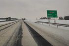 Sníh zkomplikoval dopravu také na dálnicích. Na snímku D6 před Prahou.