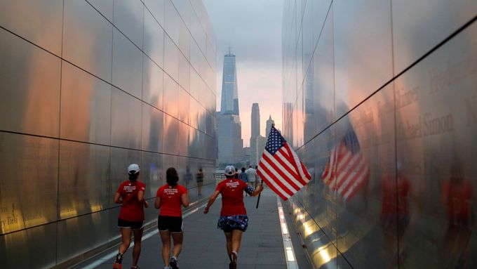 Svítání nad Manhattanem a pohled na Světové obchodní centrum v den 15. výročí teroristických útoků