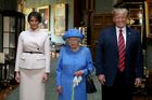 Alžběta II. uvítala Trumpa netradiční broží. Na setkání si vzala šperk, který dostala od Obamy