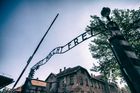 Polsko vyšetřuje antisemitský protest před branami koncentračního tábora v Osvětimi