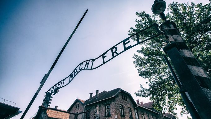 Vstupní brána do nacistického vyhlazovacího tábora Auschwitz-Birkenau na jihu Polska.
