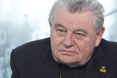 Duka odvolal ze služby kněze podezřelého ze zneužívání muže před třiceti lety