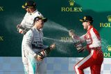 Jednou poslal sprchu "šampusu" Nico Rosberg na Sebastiana Vettel, jindy zase německý jezdec na svého krajana a jeho týmového kolegu Lewise Hamiltona, který závod vyhrál.