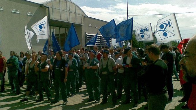 Zaměstnanci demonstrují před sídlem firmy Siemens Kolejová vozidla na Zličíně.