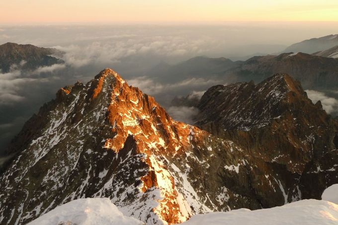 Fotografie pořízeny 29.10 při východu slunce z vrcholku Rysů ve Vysokých Tatrách na Slovensku - v rámci "Zavírání Tater 2011". Úžasný zážitek, který nás všechny zúčastněné bude hřát u srdíčka celou dlouho zimu.