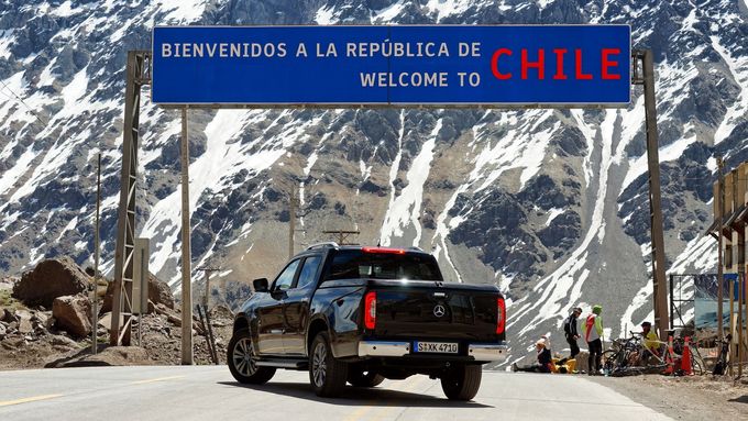 Fotíme se s gigantickou cedulí "Vítejte v Chile" pod kterou už odpočívají někteří unavení cyklisté.