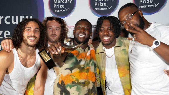 Členové kapely Ezra Collective s cenou Mercury Prize.