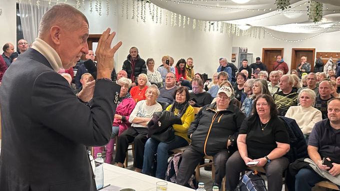 Aktuálně.cz přináší atmosféru, v jaké se Andrej Babiš ve čtvrtek ocitl ve Frýdku-Místku mezi svými příznivci.